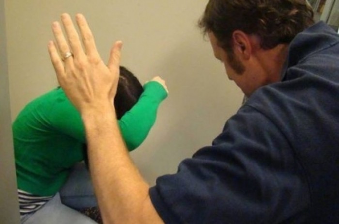 MINORĂ de 14 ani, BĂTUTĂ Cu BESTIALITATE de un BĂRBAT de 30 de ani