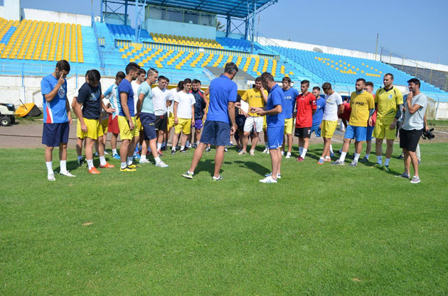 33 de jucători la primul antrenament