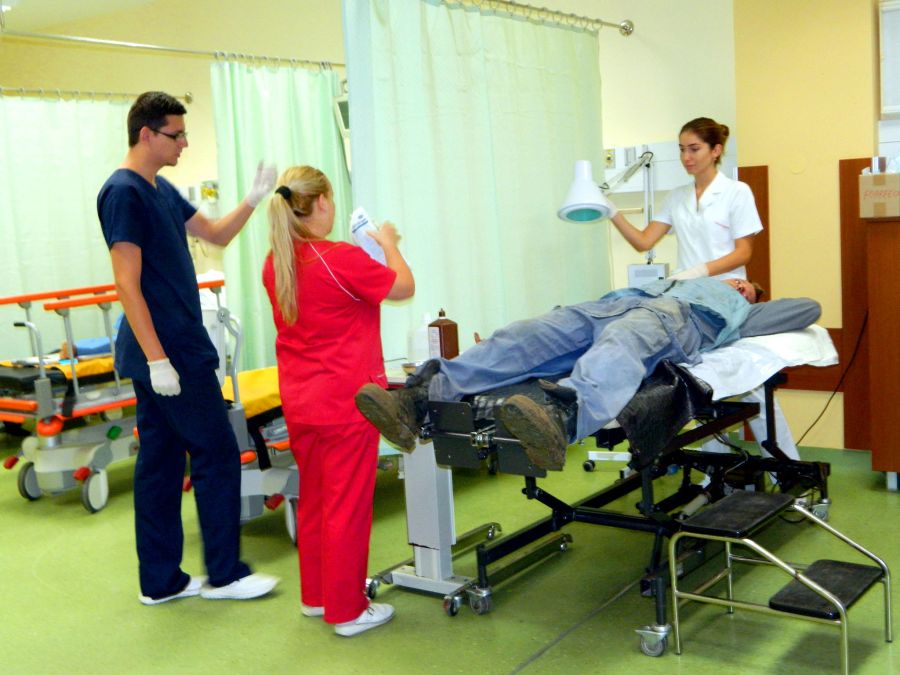 A încercat să-şi TAIE singur JUGULARA. SINUCIGAŞUL, internat la PSIHIATRIE