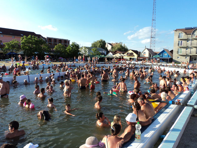 Peste 80.000 de turişti în staţiunea Tăşnad