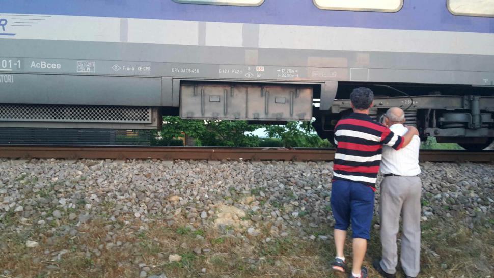 O femeie s-a ARUNCAT sub TREN. A vrut să se SINUCIDĂ după o ceartă cu SOŢUL ei