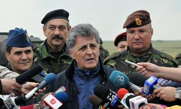 Ministrul Dușa asistă la exercițiul de parașutare din Poligonul Smârdan