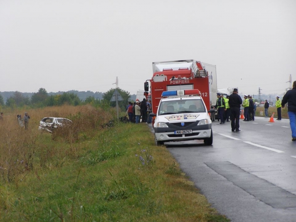 COLIZIUNE între un TIR şi un autovehicul. O FEMEIE a ajuns la spital