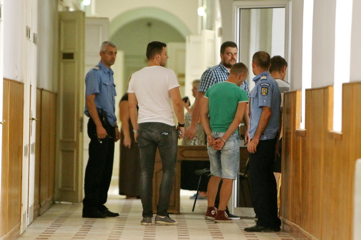 O MINORĂ, de 14 ani, a fost VIOLATĂ în GRUP la Vama. CINCI indivizi au fost ARESTAŢI. DRAMA de la Vaslui se repetă la SATU MARE