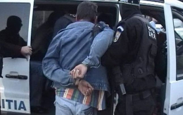 Doi urmăriți general prinşi şi încarceraţi