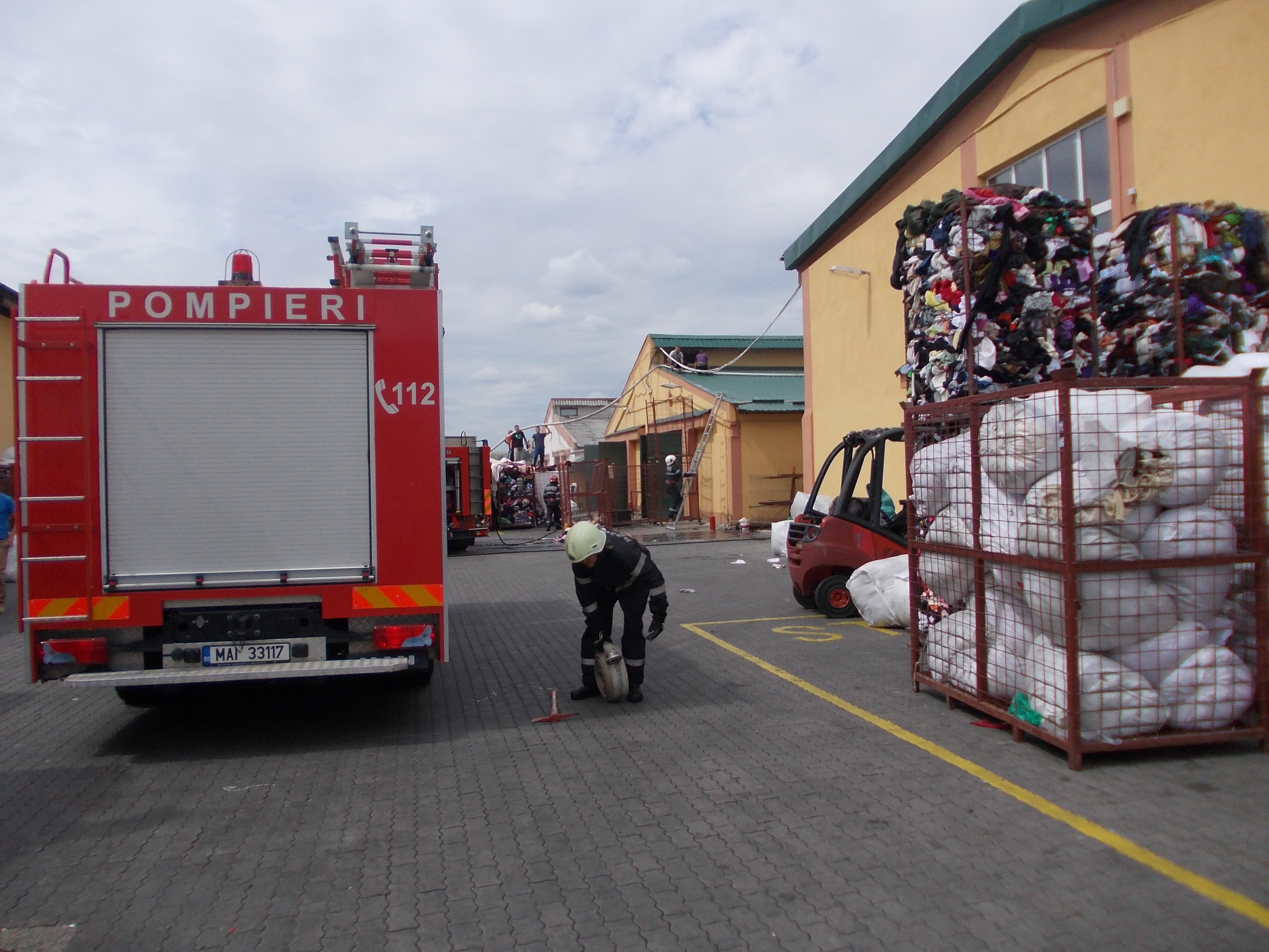 INCENDIU la un DEPOZIT de HAINE din DOROLŢ