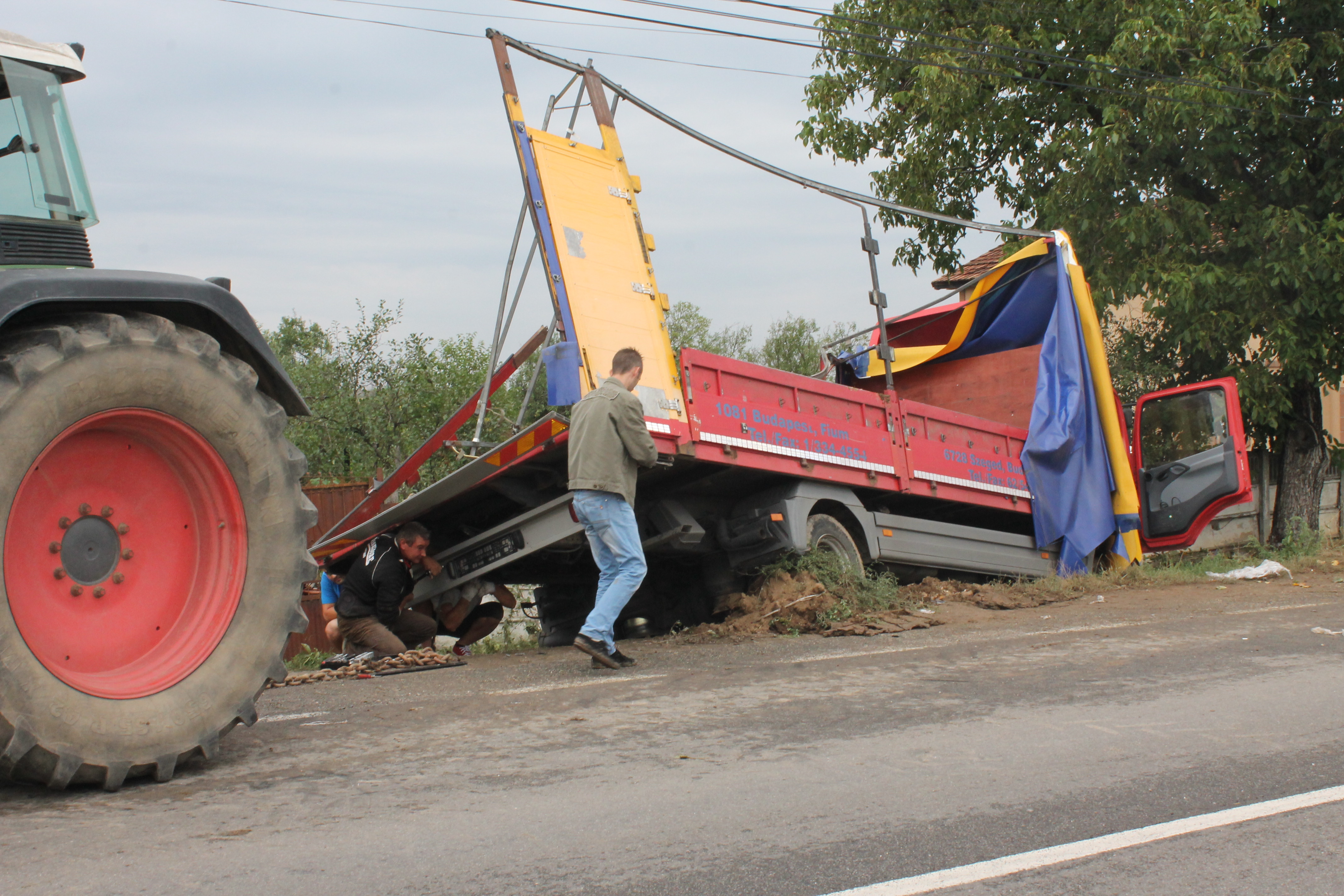 TRAGEDIE evitată în ULTIMUL moment la SUPUR. Un TIR a intrat într-un gard lângă o CASĂ