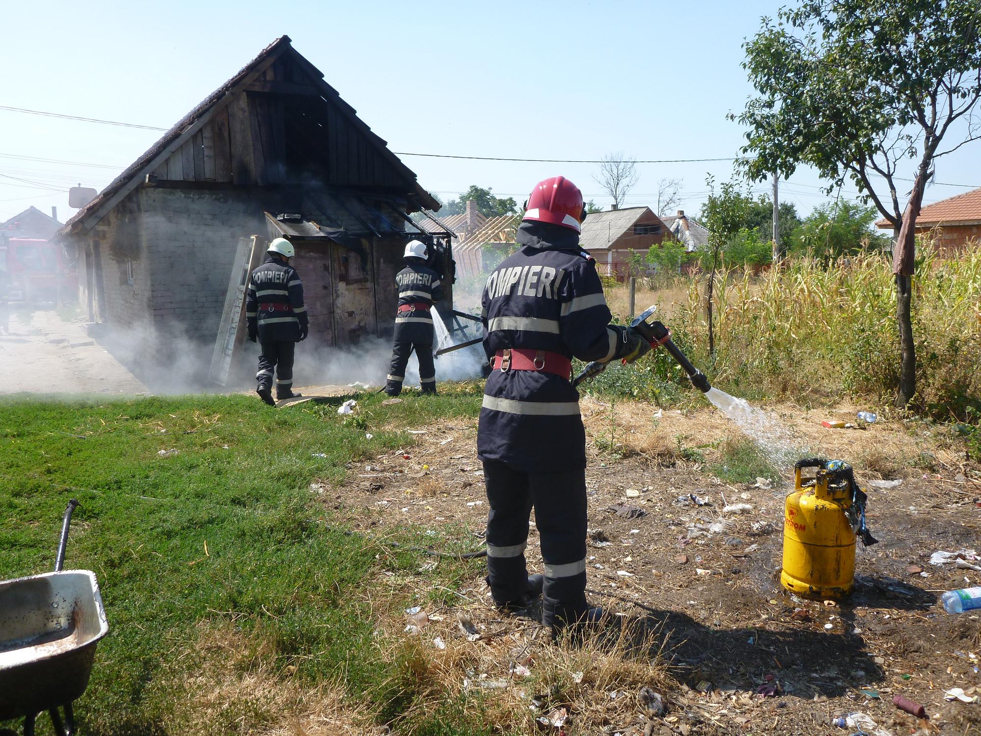 POMPIERII trag semnalul de ALARMĂ. Incendiile au pus stăpânire pe vegetaţia uscată