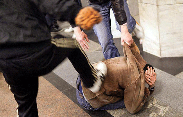 Duminică NEBUNĂ în judeţ. Trei sătmăreni, BĂGAŢI în SPITAL de BĂTĂUŞI