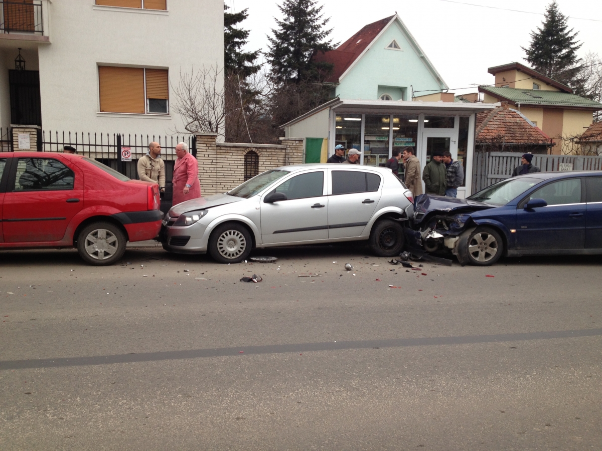 Rupt de beat la volan şi permisul anulat, a distrus trei maşini la Certeze