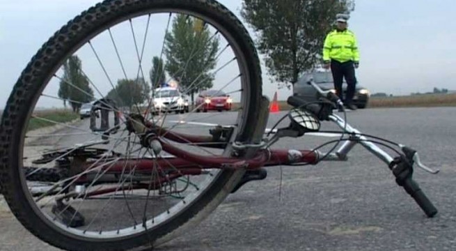 Biciclistă BEATĂ a căzut pe CAROSABIL şi s-a ACCIDENTAT