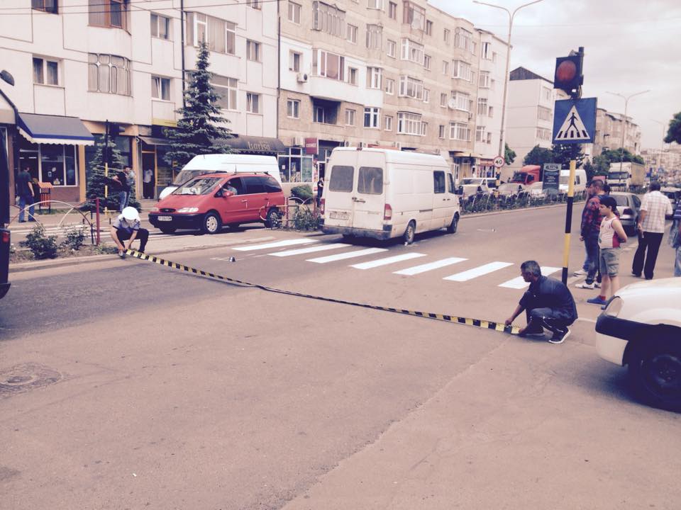 BĂTRÂNĂ LOVITĂ pe trecerea de pietoni de şoferul unui AUTOTURISM DE LUX la Negreşti-Oaş