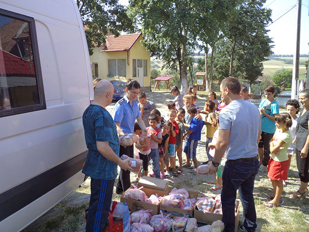 Deţinuţii le fac cadouri  copiilor