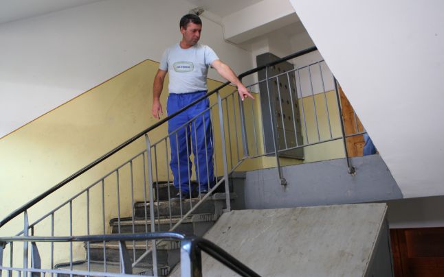 Un bărbat a CĂZUT de la ETAJ, în casa scărilor. S-a ales cu DOSAR PENAL