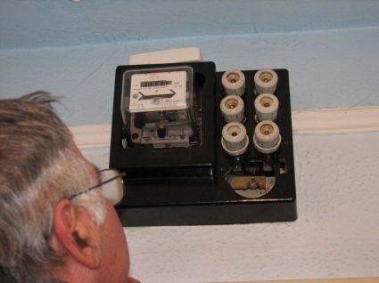 Atenţie la ŢEPELE cu energie ELECTRICĂ. Contractele NOILOR furnizori ASCUND clauze ABUZIVE