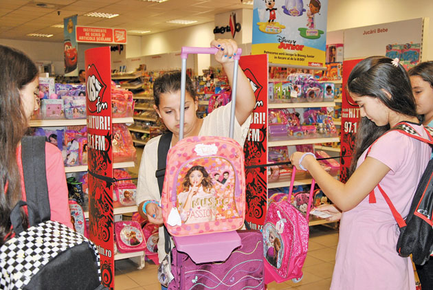 Începe goana după rechizite şcolare