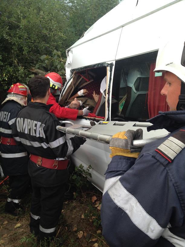 GHINION incredibil pentru un ŞOFER sătmărean. A CĂZUT un copac pe maşina aflată în MERS