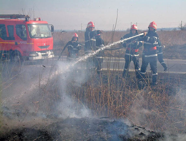 Patru INCENDII în WEEK-END. Aproape 30 de hectare, PÂRJOLITE de FOC
