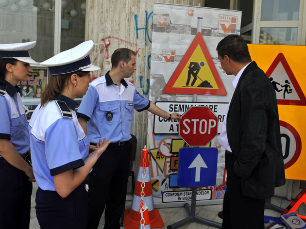 Un sătmărean şi-a făcut un obicei din DISTRUGEREA indicatoarelor rutiere. Poliţiştii l-au PRINS recidivând