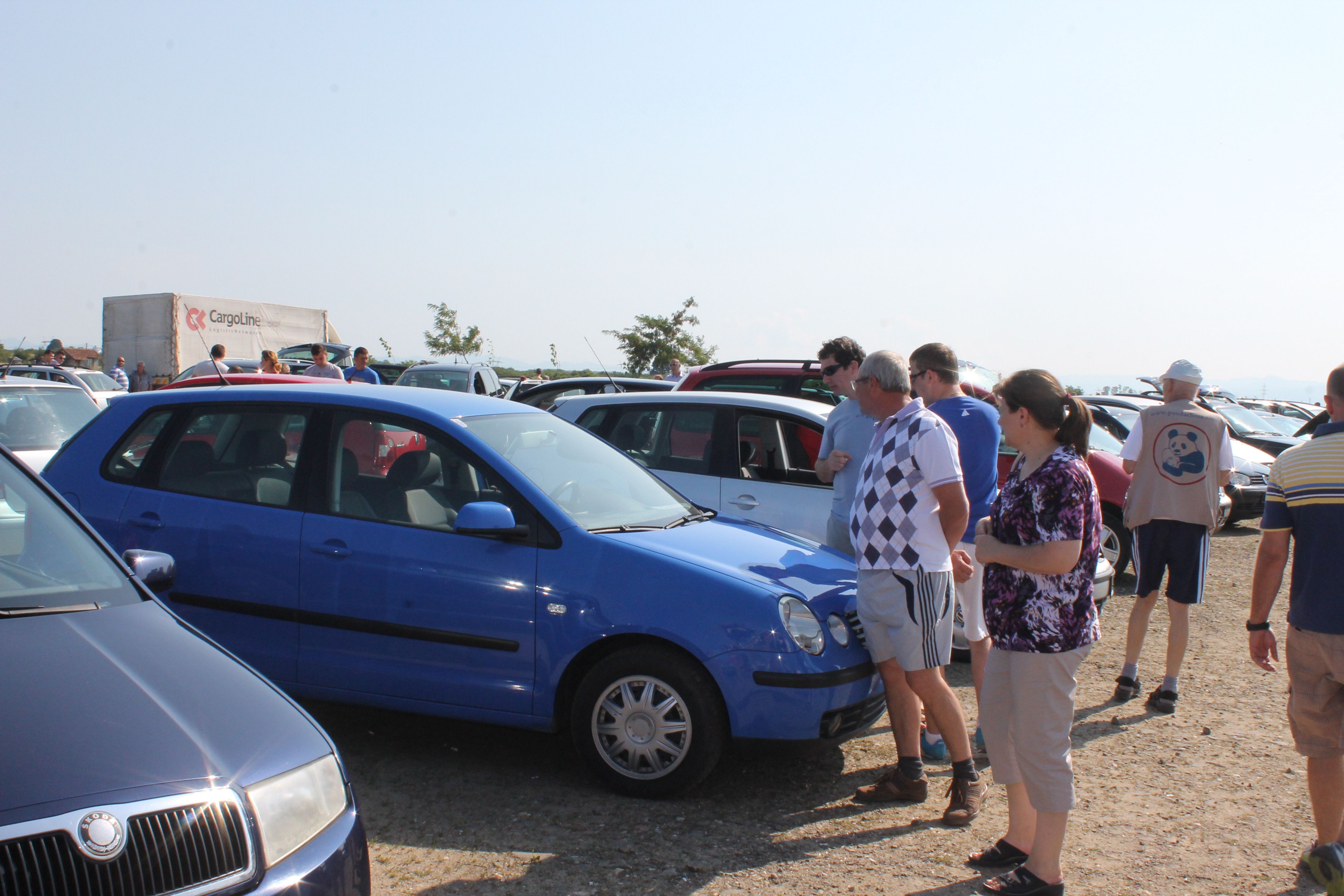 PROMENADĂ în Piaţa de MAŞINI. Lume MULTĂ, cumpărători PUŢINI