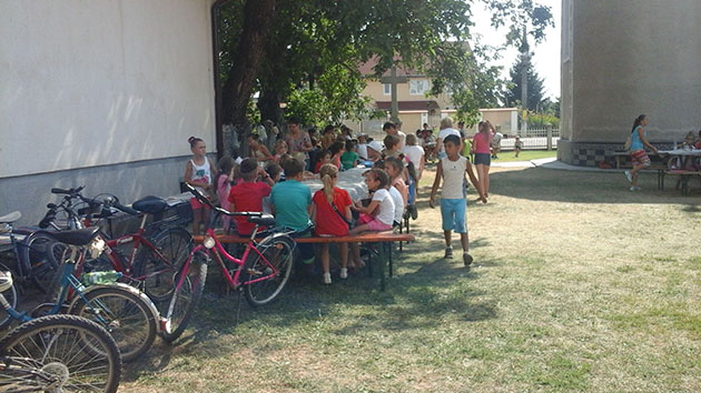 Peste o sută de copii participă la Şcoala de vară de la Odoreu