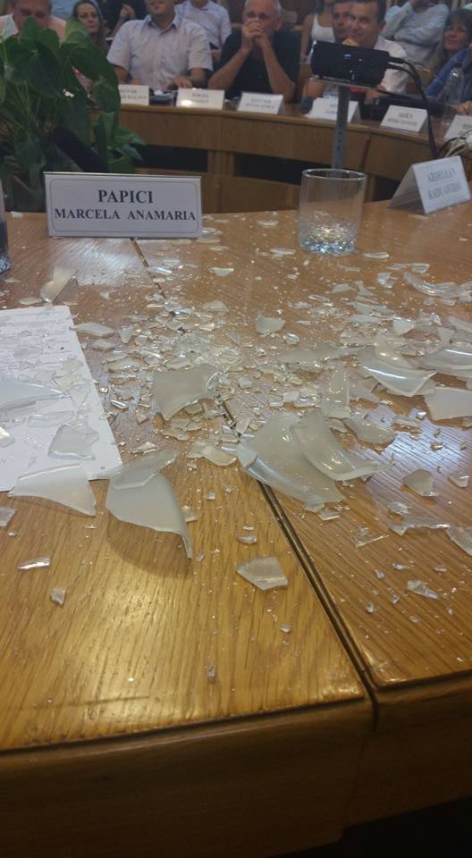 Managerul Spitalului Judeţean, MARCELA PAPICI, la un pas să fie ACCIDENTATĂ GRAV în şedinţa CONSILIULUI LOCAL