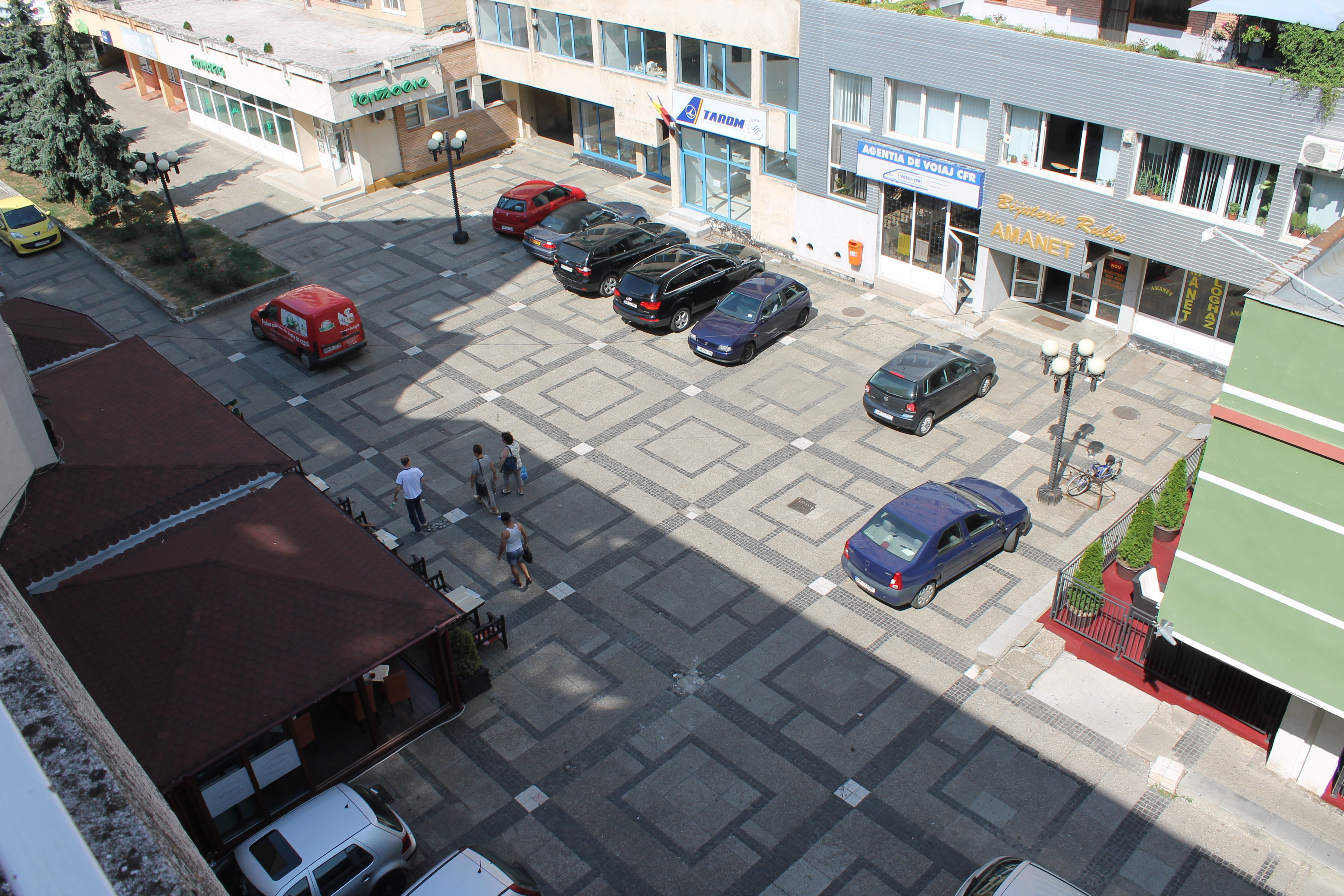 Acces auto INTERZIS pe platoul din SPATELE Casei de Cultură