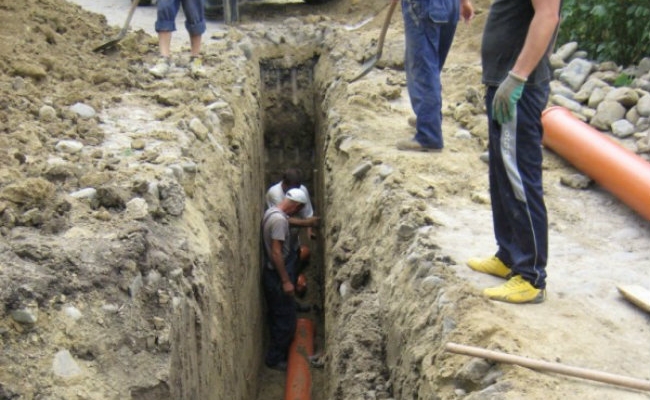 Un bătrân a CĂZUT în şanţul pe care îl SĂPA la Satu Mare