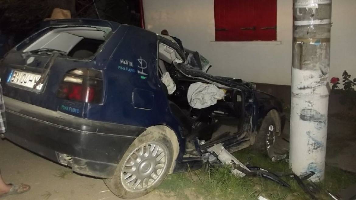 Un MORT şi TREI răniţi GRAV într-un accident la GHERŢA MICĂ. Şoferul a intrat cu maşina într-un STÂLP de ÎNALTĂ TENSIUNE