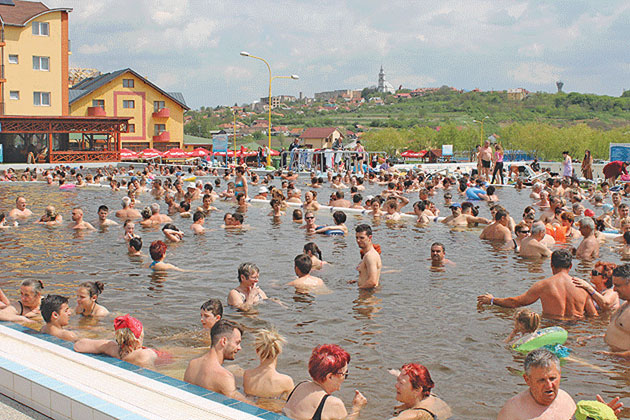 Vârf de sezon cu vârf de turişti la ştrandul din Tăşnad