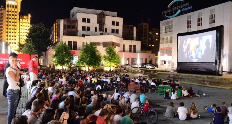 Caravana Tiff IMPRESIONEAZĂ la Satu Mare. SUTE de cinefili au luat cu ASALT Pasajul Coposu