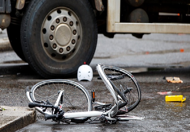 Femeie ACCIDENTATĂ GRAV de un TIR la Satu Mare