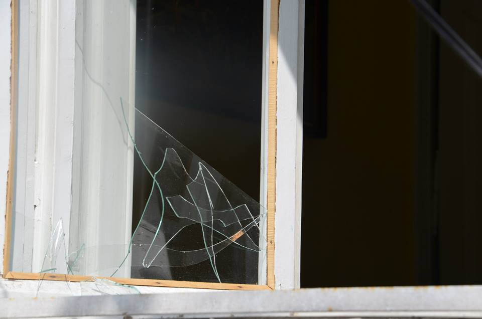 Sediul UDMR Satu Mare a fost ATACAT cu o cărămidă în PLINĂ ZI