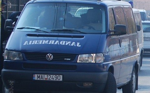 Scandalagii INVADEAZĂ şi Centrul Nou. Jandarmii sunt BĂTUŢI în SECŢII. Ce este de FĂCUT?!