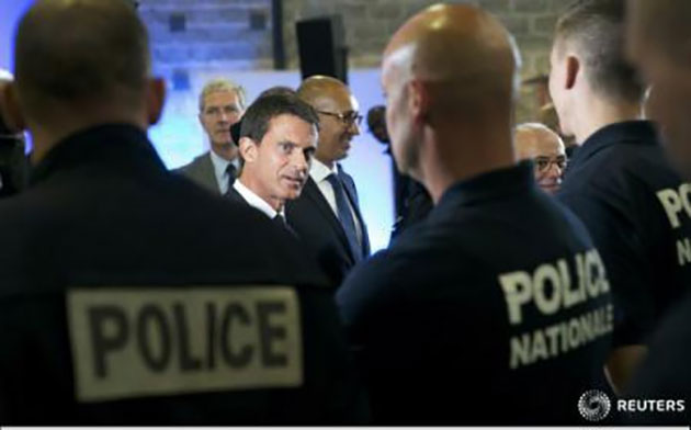 Franța: Valls anunță construirea unei ''tabere umanitare'' în Calais, unde se află mii de imigranți