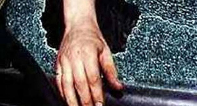 Şi bătut, şi cu maşina avariată