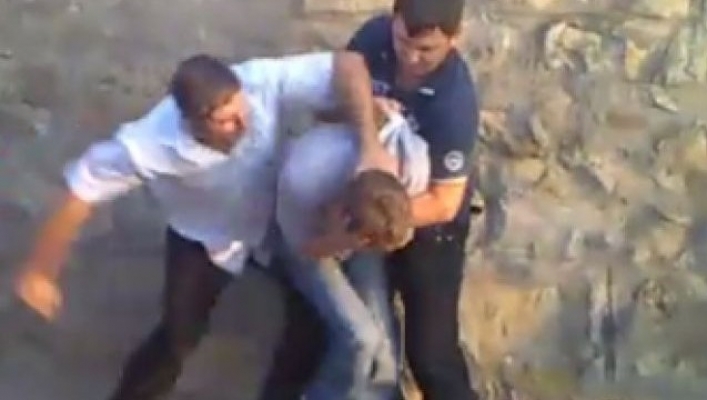 Un petrecăreţ a luat la PUMNI şi PICIOARE mai mulţi oameni