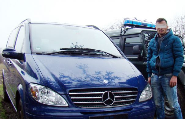 Doi tineri au FURAT maşini pe bandă rulantă la SATU MARE şi CAREI