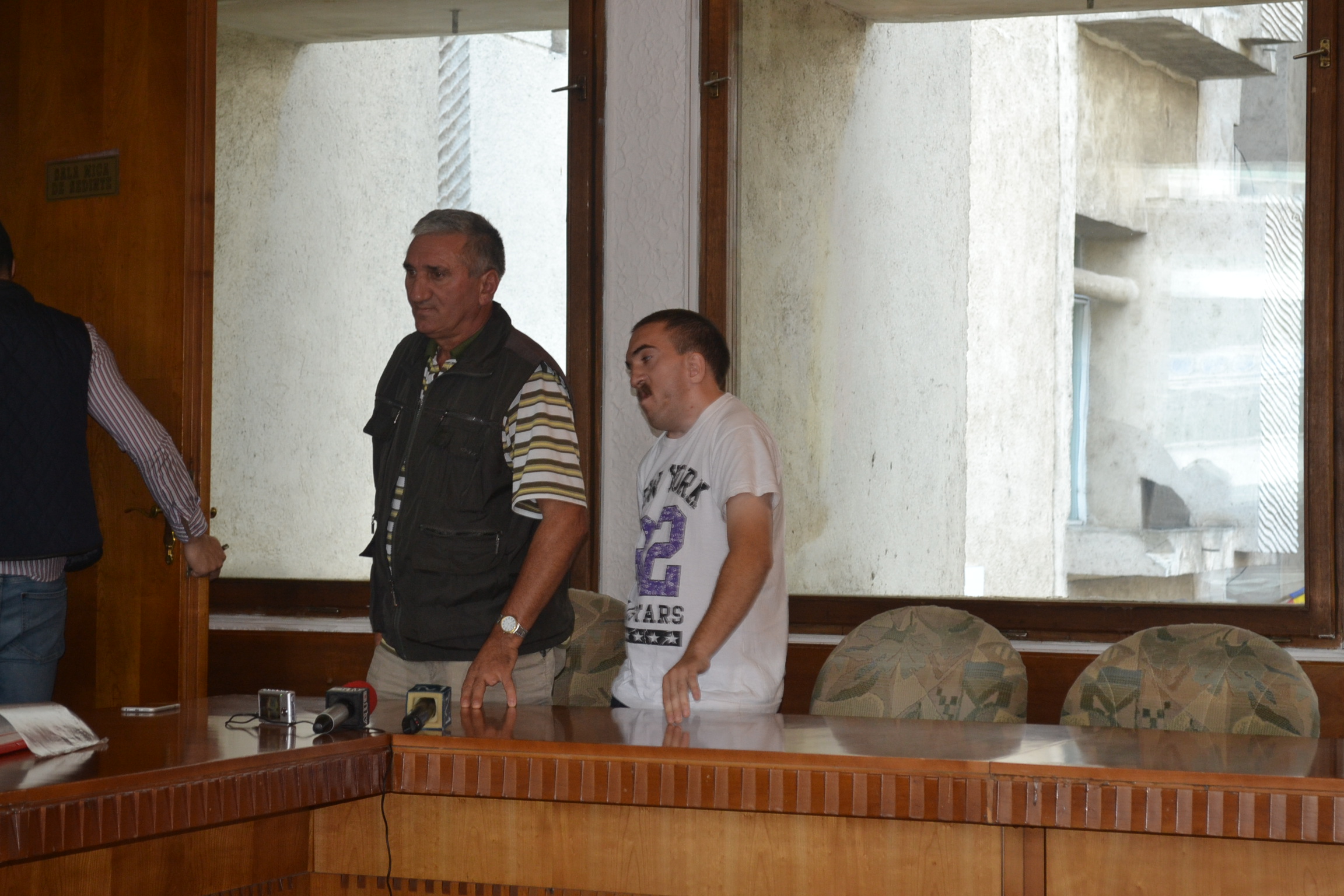 Cu FACULTATEA terminată, nu-i bun nici de CLOPOTAR în BISERICĂ. Cazul unui TÂNĂR din CAREI