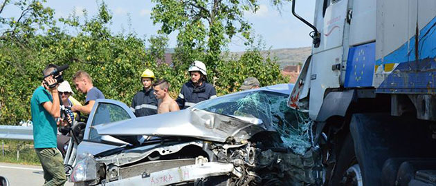 Un autotren de Satu Mare a spulberat o mașină la Buneşti