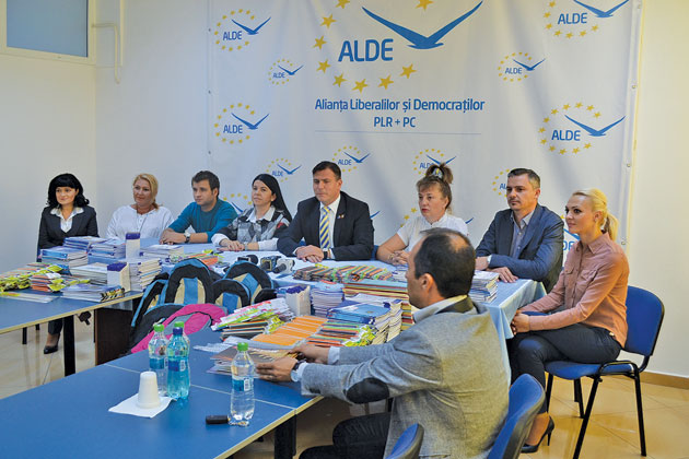 Ghiozdanul ALDE face fericiţi circa 200 de elevi sătmăreni