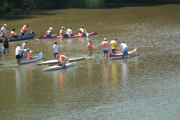 Transport alternativ promovat cu biciclete şi caiace