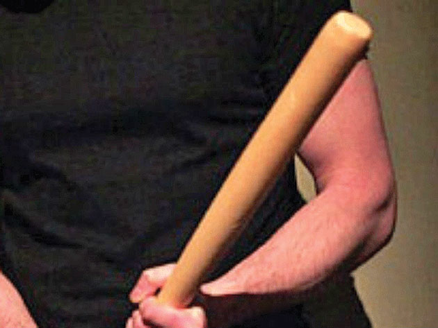 Şi-a lovit vecinul cu bâta în cap