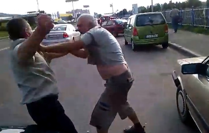 S-au BĂTUT ca ORBII pentru o PALMĂ de PĂMÂNT