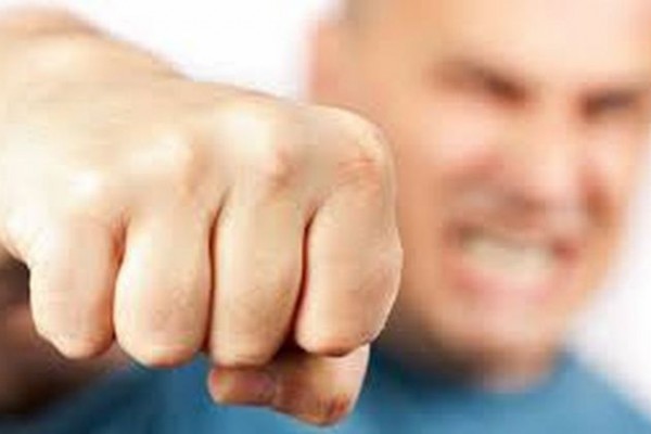 BĂTAIE între TATĂ şi FIU la COMLĂUŞA