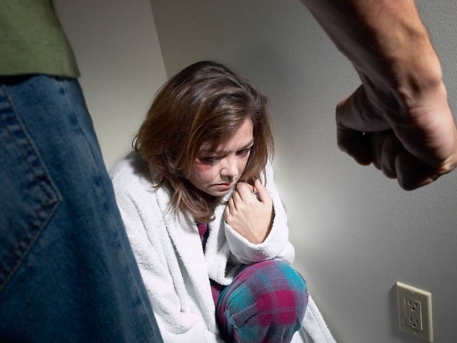 GRAVIDĂ, bătută în faţa CASEI sale. Femeia a REFUZAT spitalizarea