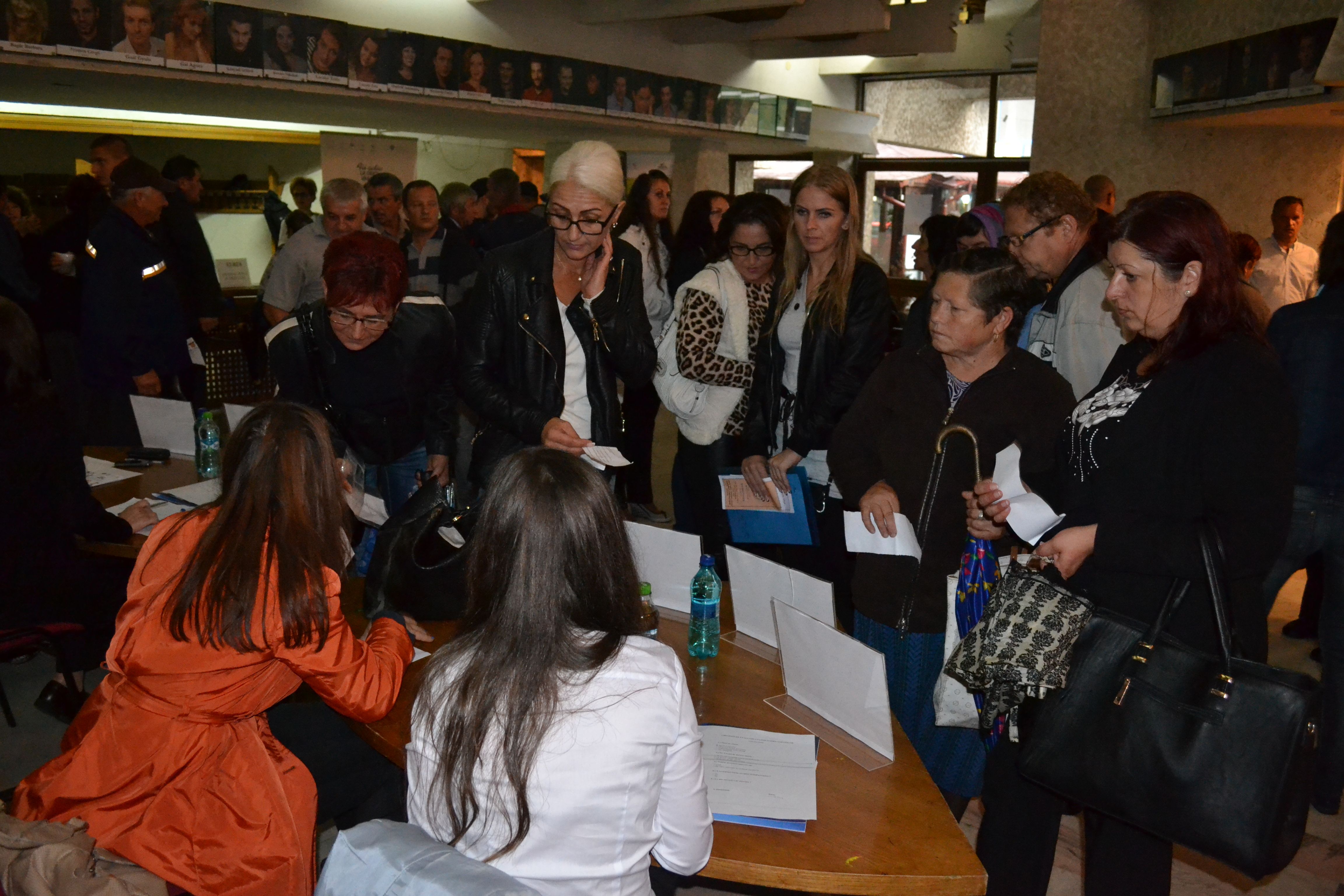 Număr RECORD de locuri de MUNCĂ la BURSA pentru ABSOLVENŢI. MUNCITORII  sunt foarte CĂUTAŢI