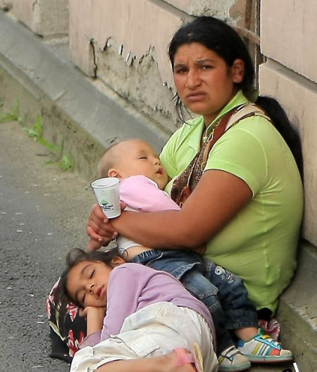 REVOLTĂTOR! Copiii cerşetorilor sunt DROGAŢI ca să nu PLÂNGĂ! În plin centrul municipiului SATU MARE