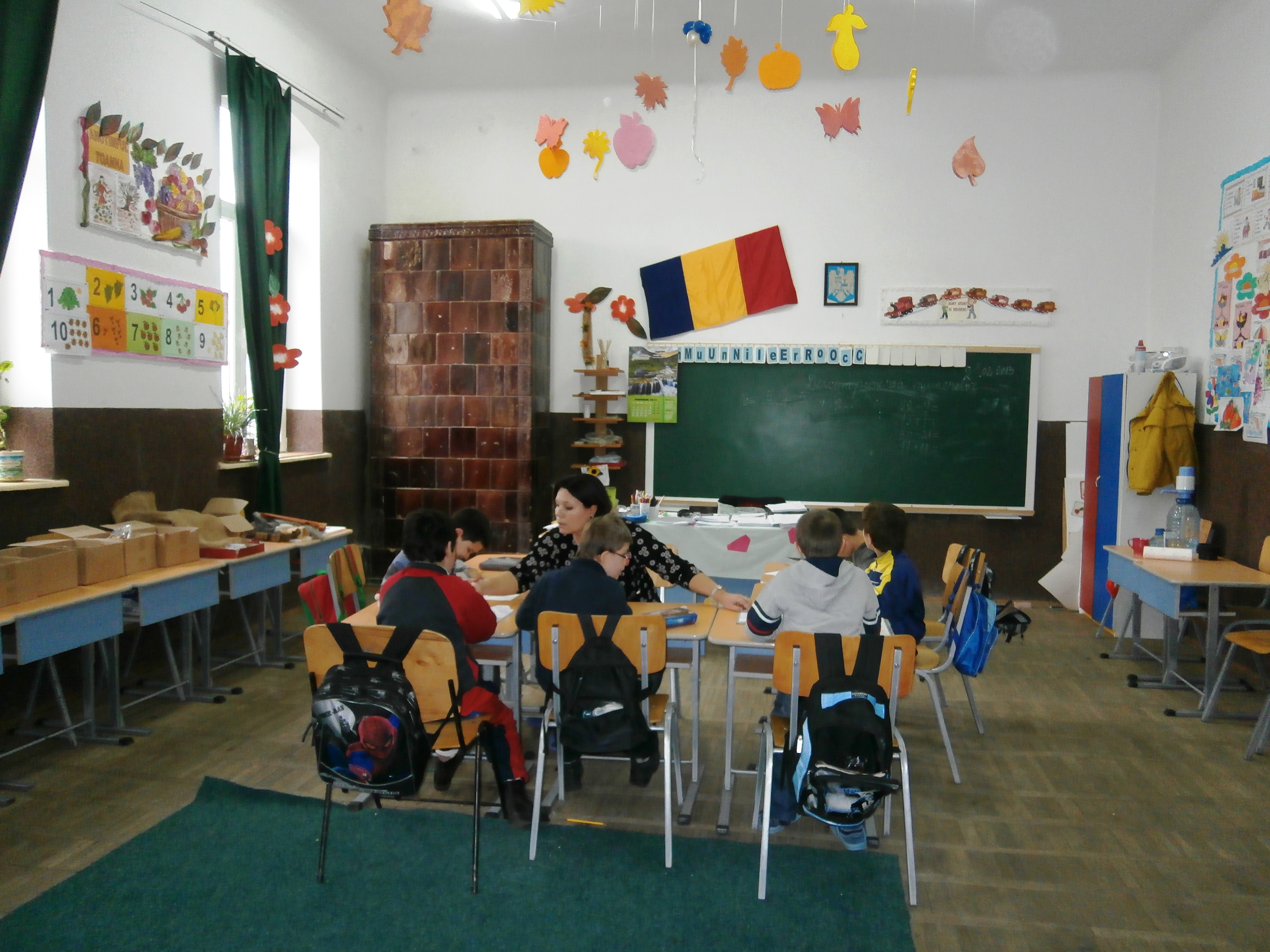 SUTE de COPII sunt DISCRIMINAŢI în ŞCOLI. Li se ÎNGRĂDEŞTE dreptul FUNDAMENTAL la EDUCAŢIE