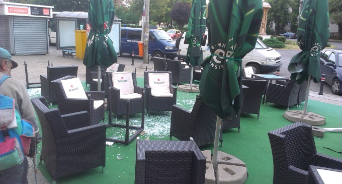 INTERLOPII romi FAC ce VOR în CENTRUL SĂTMARULUI. VEZI cum au vrut să-i JEFUIASCĂ pe nişte TURIŞTI